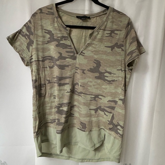 Sanctuary camouflage pattern T-shirt.    ‎    Size extra large. New without tags - Picture 2 of 6